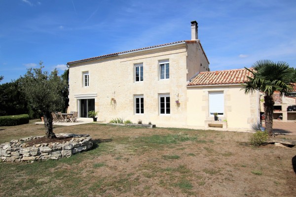 Achat Maison - 17700 Surgères : Maison en pierre de 160m² | Qovop Immobilier